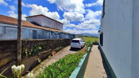 VENDA de CASA - MORADIA com Jardim, Entrada Lateral e Quintal - Fenais da Ajuda, Ribeira Grande, São Miguel, Açores