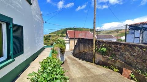 VENDA de CASA - MORADIA com Jardim, Entrada Lateral e Quintal - Fenais da Ajuda, Ribeira Grande, São Miguel, Açores