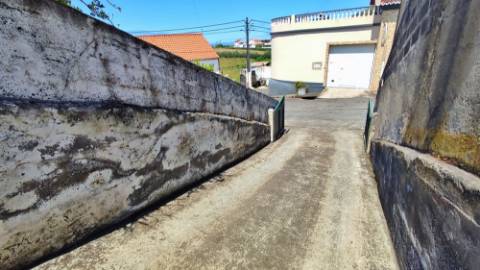 VENDA de CASA - MORADIA com Jardim, Entrada Lateral e Quintal - Fenais da Ajuda, Ribeira Grande, São Miguel, Açores