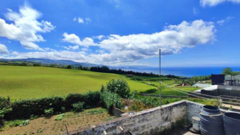 VENDA de CASA - MORADIA com Jardim, Entrada Lateral e Quintal - Fenais da Ajuda, Ribeira Grande, São Miguel, Açores