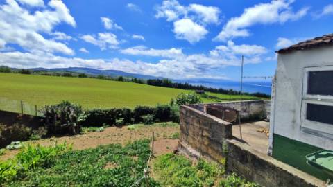 VENDA de CASA - MORADIA com Jardim, Entrada Lateral e Quintal - Fenais da Ajuda, Ribeira Grande, São Miguel, Açores