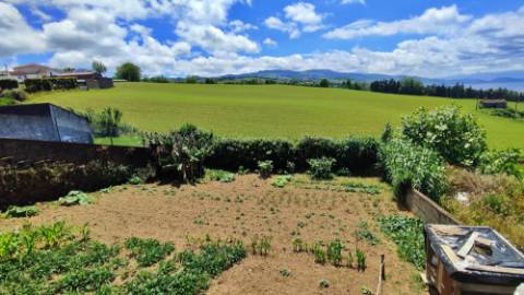 VENDA de CASA - MORADIA com Jardim, Entrada Lateral e Quintal - Fenais da Ajuda, Ribeira Grande, São Miguel, Açores