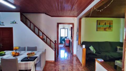 VENDA de CASA - MORADIA com Jardim, Entrada Lateral e Quintal - Fenais da Ajuda, Ribeira Grande, São Miguel, Açores