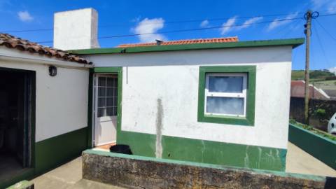 VENDA de CASA - MORADIA com Jardim, Entrada Lateral e Quintal - Fenais da Ajuda, Ribeira Grande, São Miguel, Açores