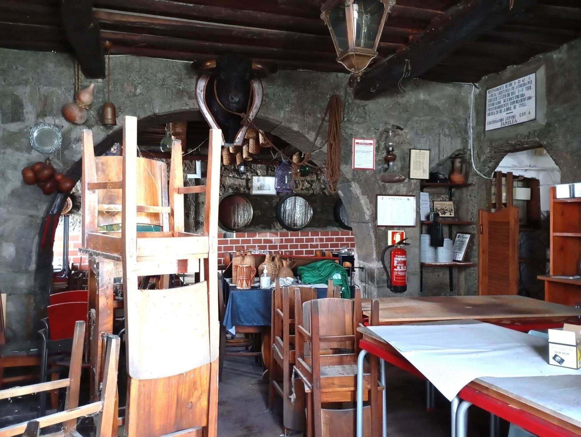 VENDA de ÁREA COMERCIAL - RESTAURANTE com GARAGEM - Angra do Heroísmo, Ilha Terceira, Açores