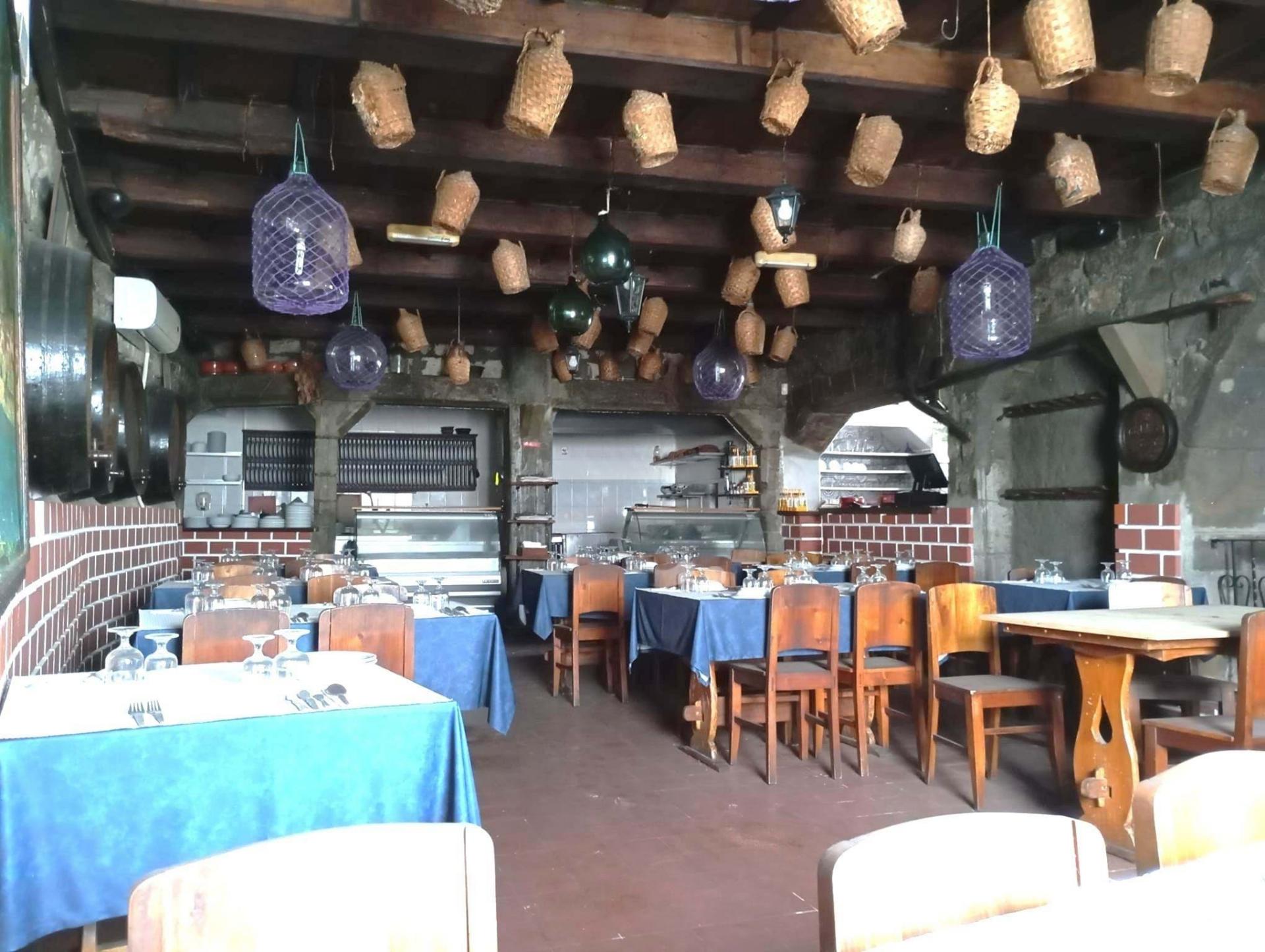 VENDA de ÁREA COMERCIAL - RESTAURANTE com GARAGEM - Angra do Heroísmo, Ilha Terceira, Açores