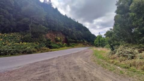 AMPLO TERRENO para VENDA entre Lagoa e Ribeira Grande - Ilha de São Miguel, Açores
