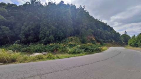 AMPLO TERRENO para VENDA entre Lagoa e Ribeira Grande - Ilha de São Miguel, Açores
