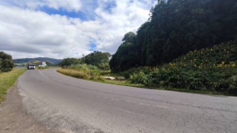AMPLO TERRENO para VENDA entre Lagoa e Ribeira Grande - Ilha de São Miguel, Açores