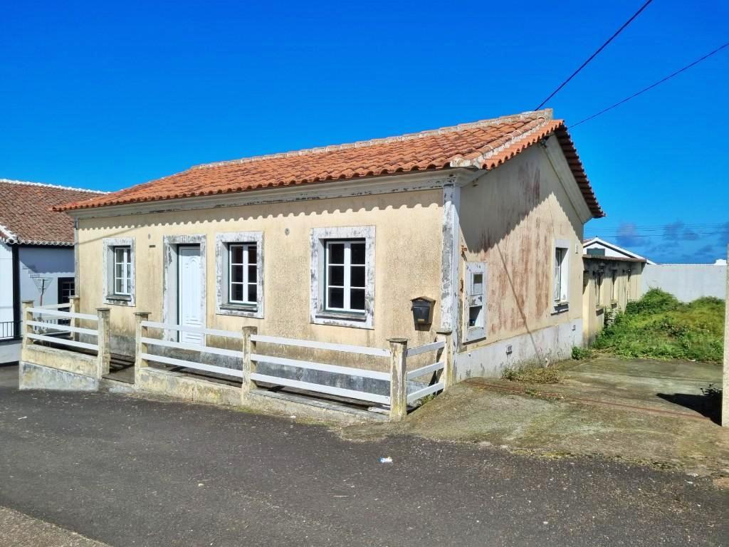 MORADIA - CASA T3 para VENDA com entrada lateral - Altares, Angra do Heroísmo, Ilha Terceira, Açores