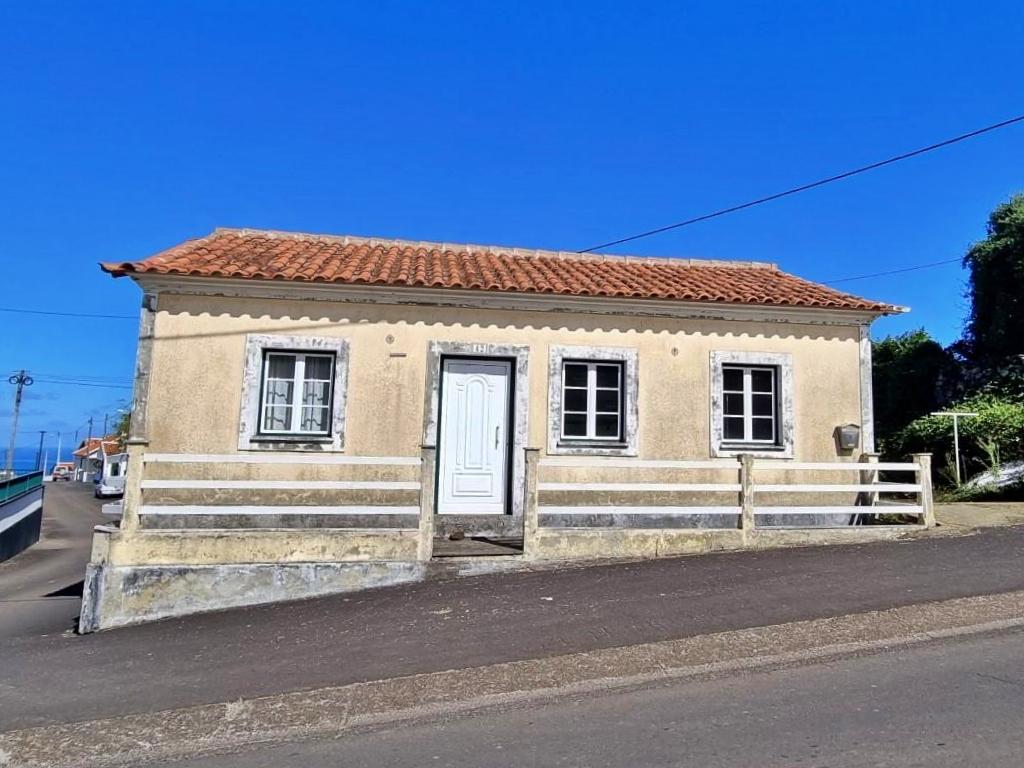 MORADIA - CASA T3 para VENDA com entrada lateral - Altares, Angra do Heroísmo, Ilha Terceira, Açores