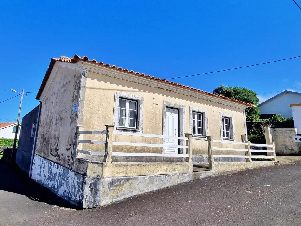 MORADIA - CASA T3 para VENDA com entrada lateral - Altares, Angra do Heroísmo, Ilha Terceira, Açores