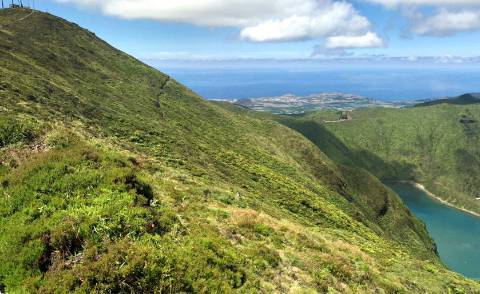 VENDA de AMPLO TERRENO junto à Lagoa do Fogo, Água de Alto, Vila Franca do Campo, São Miguel, Açores