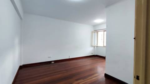 APARTAMENTO T4 para VENDA - Cidade de Ponta Delgada (São Pedro), Ilha de São Miguel, Açores