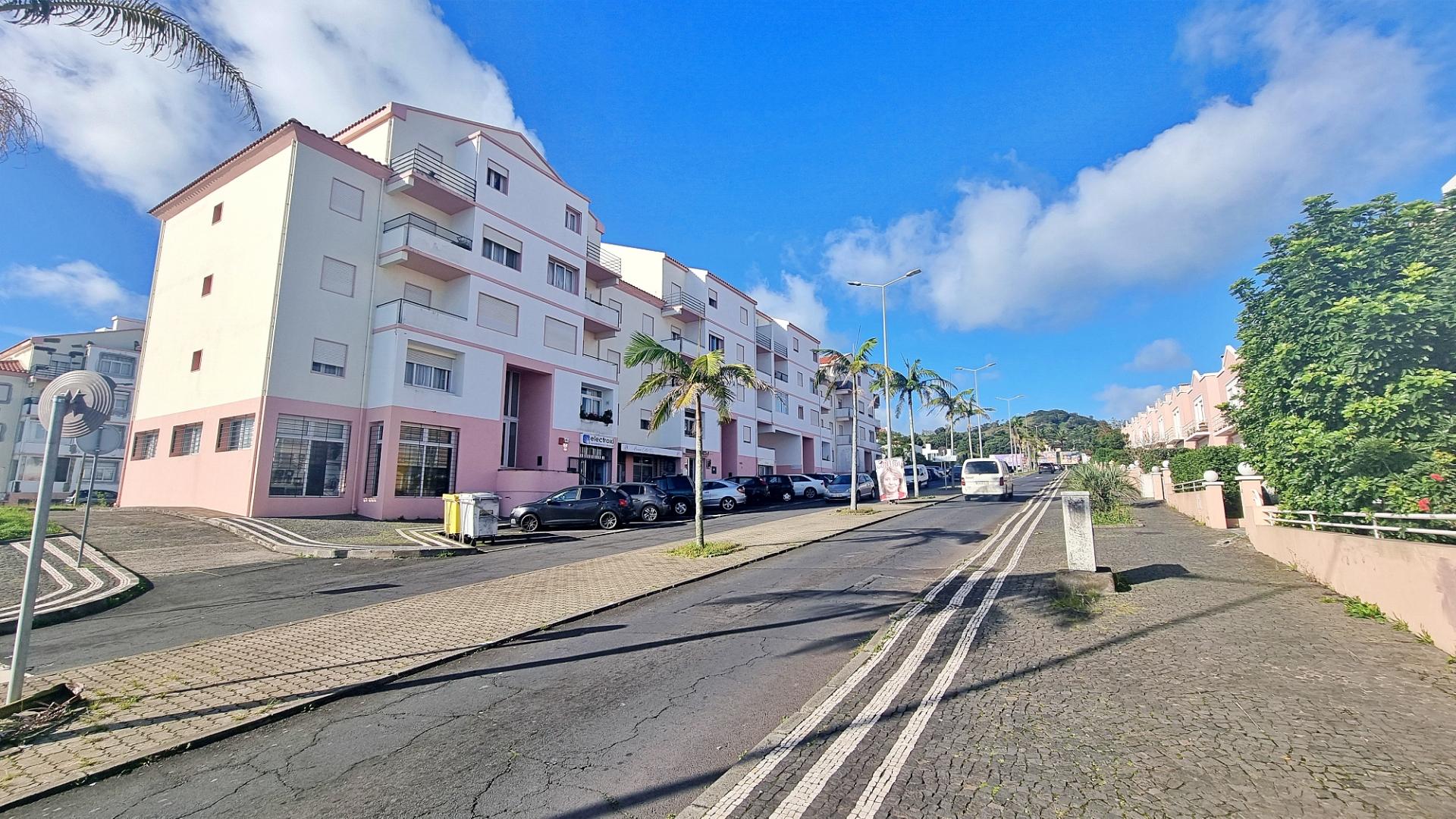 APARTAMENTO T3 MOBILADO para ARRENDAR na cidade de Ponta Delgada (São José), Ilha de São Miguel, Açores
