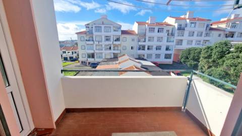 APARTAMENTO T3 MOBILADO para ARRENDAR na cidade de Ponta Delgada (São José), Ilha de São Miguel, Açores