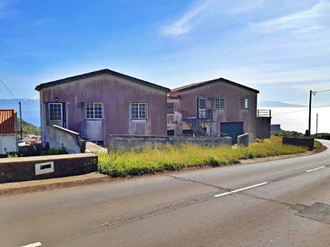 VENDA de AMPLA MORADIA com Garagem, Quintal e VISTA MAR - Velas, Ilha de São Jorge, Açores