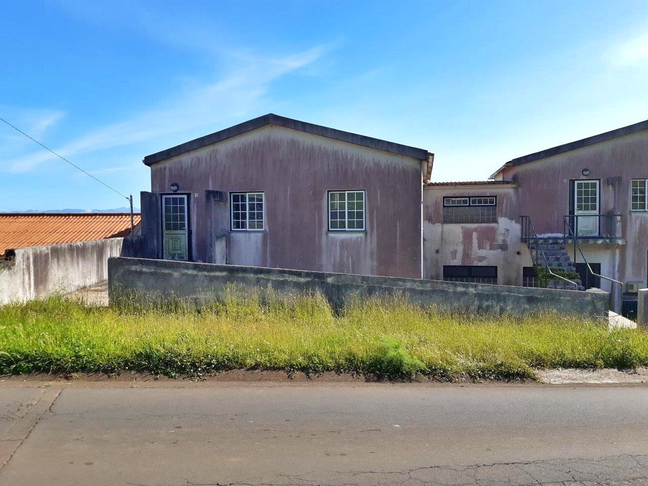 VENDA de AMPLA MORADIA com Garagem, Quintal e VISTA MAR - Velas, Ilha de São Jorge, Açores