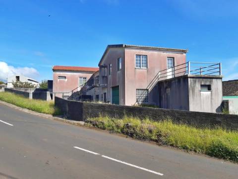 VENDA de AMPLA MORADIA com Garagem, Quintal e VISTA MAR - Velas, Ilha de São Jorge, Açores