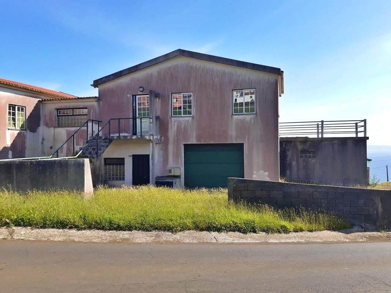 VENDA de AMPLA MORADIA com Garagem, Quintal e VISTA MAR - Velas, Ilha de São Jorge, Açores