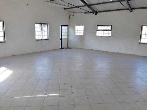 VENDA de AMPLA MORADIA com Garagem, Quintal e VISTA MAR - Velas, Ilha de São Jorge, Açores