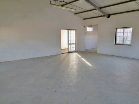 VENDA de AMPLA MORADIA com Garagem, Quintal e VISTA MAR - Velas, Ilha de São Jorge, Açores