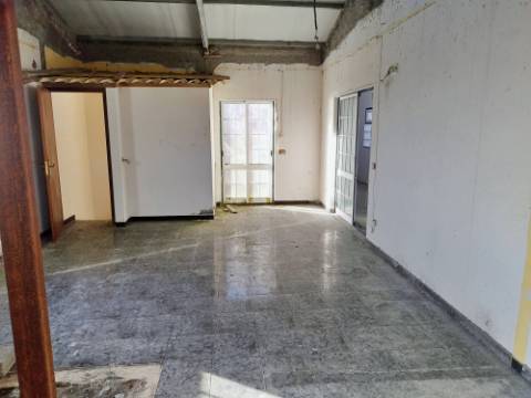 VENDA de AMPLA MORADIA com Garagem, Quintal e VISTA MAR - Velas, Ilha de São Jorge, Açores