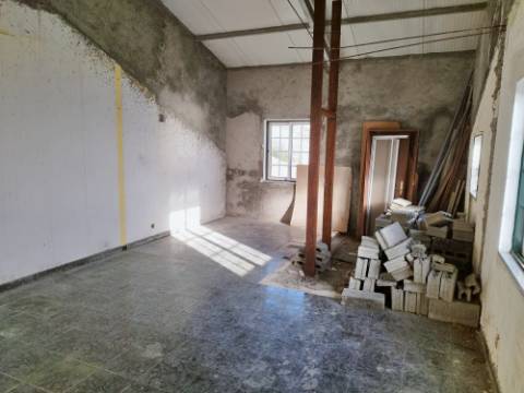 VENDA de AMPLA MORADIA com Garagem, Quintal e VISTA MAR - Velas, Ilha de São Jorge, Açores