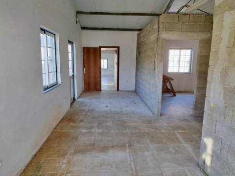 VENDA de AMPLA MORADIA com Garagem, Quintal e VISTA MAR - Velas, Ilha de São Jorge, Açores