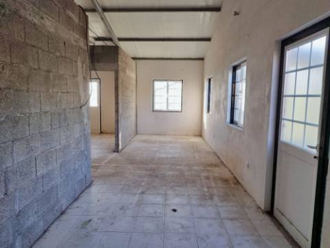 VENDA de AMPLA MORADIA com Garagem, Quintal e VISTA MAR - Velas, Ilha de São Jorge, Açores