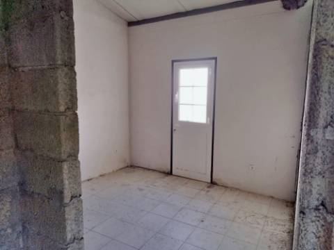 VENDA de AMPLA MORADIA com Garagem, Quintal e VISTA MAR - Velas, Ilha de São Jorge, Açores