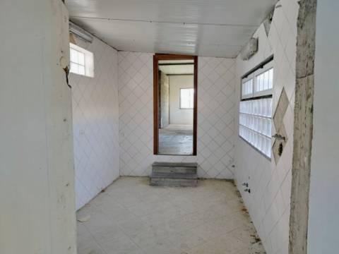 VENDA de AMPLA MORADIA com Garagem, Quintal e VISTA MAR - Velas, Ilha de São Jorge, Açores