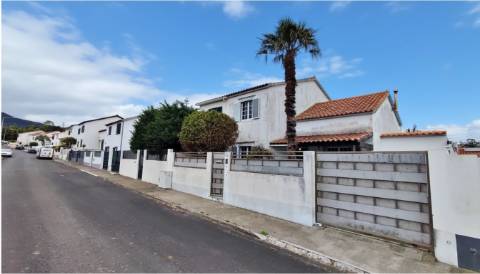 VENDA de CASA - MORADIA com garagem, jardim e quintal - Pico da Pedra, Ribeira Grande, São Miguel, Açores