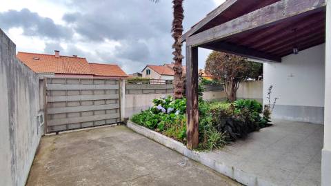 VENDA de CASA - MORADIA com garagem, jardim e quintal - Pico da Pedra, Ribeira Grande, São Miguel, Açores