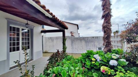 VENDA de CASA - MORADIA com garagem, jardim e quintal - Pico da Pedra, Ribeira Grande, São Miguel, Açores