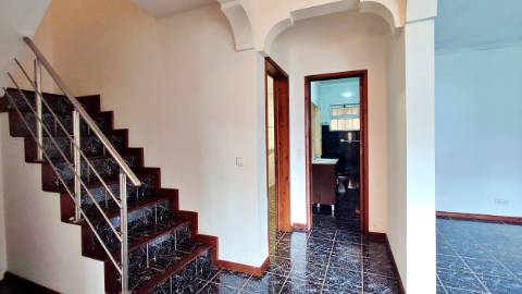 VENDA de CASA - MORADIA com garagem, jardim e quintal - Pico da Pedra, Ribeira Grande, São Miguel, Açores