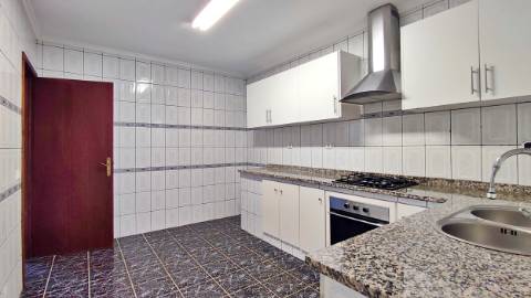 VENDA de CASA - MORADIA com garagem, jardim e quintal - Pico da Pedra, Ribeira Grande, São Miguel, Açores