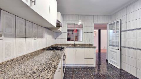 VENDA de CASA - MORADIA com garagem, jardim e quintal - Pico da Pedra, Ribeira Grande, São Miguel, Açores