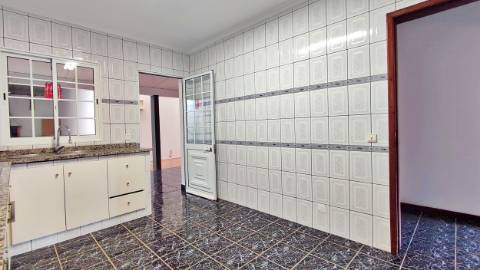 VENDA de CASA - MORADIA com garagem, jardim e quintal - Pico da Pedra, Ribeira Grande, São Miguel, Açores