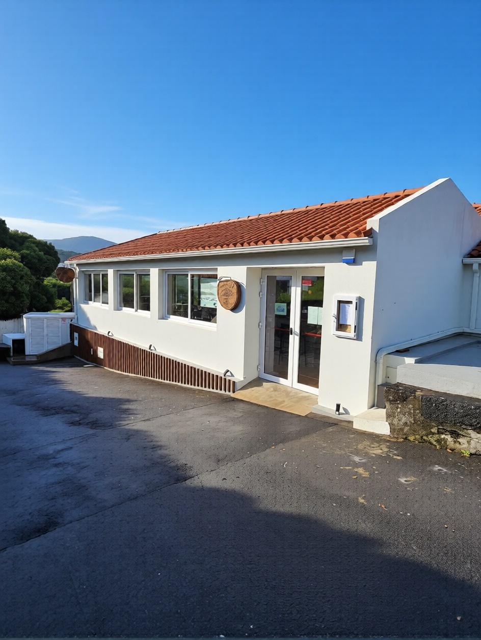 Edifício com BAR RESTAURANTE à beira mar para VENDA - Lajes do Pico, Ilha do PICO, AÇORES
