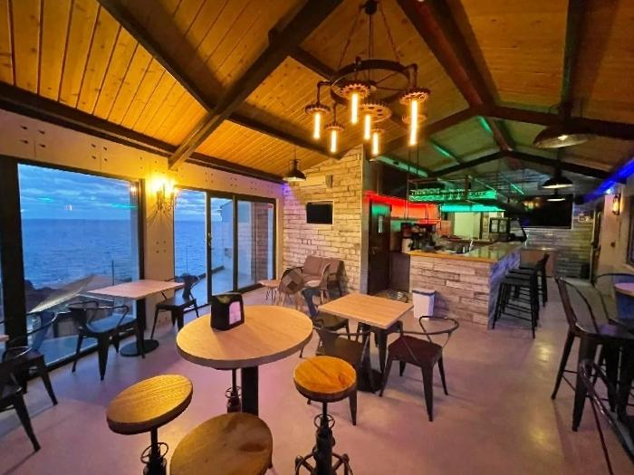 Edifício com BAR RESTAURANTE à beira mar para VENDA - Lajes do Pico, Ilha do PICO, AÇORES