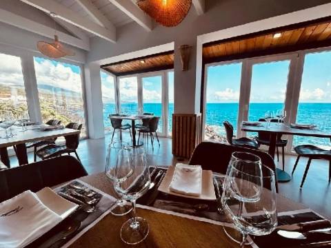 Edifício com BAR RESTAURANTE à beira mar para VENDA - Lajes do Pico, Ilha do PICO, AÇORES