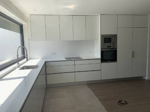 MORADIA NOVA T3 + ESCRITÓRIO - PRONTA A HABITAR !!