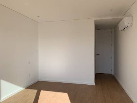 MORADIA T4 NOVA - Pronta a Habitar !!