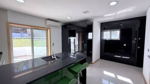 MORADIA T3 C/ NOVA - À ENTRADA DA CIDADE