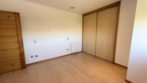 MORADIA T3 C/ NOVA - À ENTRADA DA CIDADE