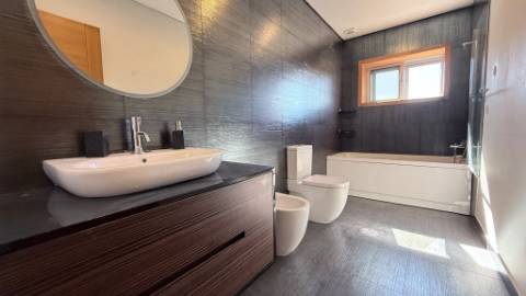 MORADIA T3 C/ NOVA - À ENTRADA DA CIDADE