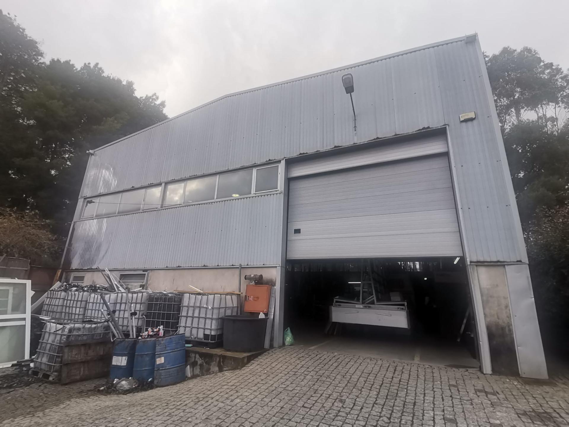 Pavilhão industrial c/ 330m2