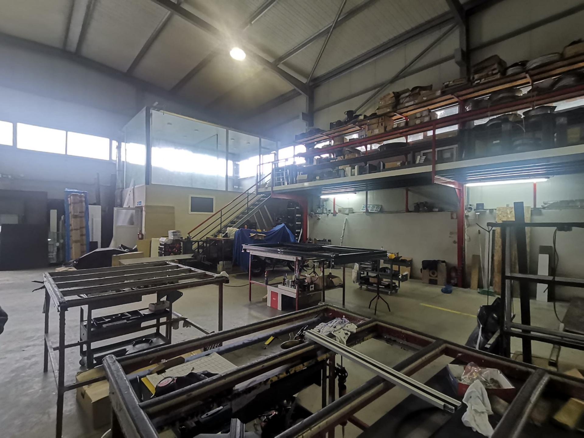 Pavilhão industrial c/ 330m2