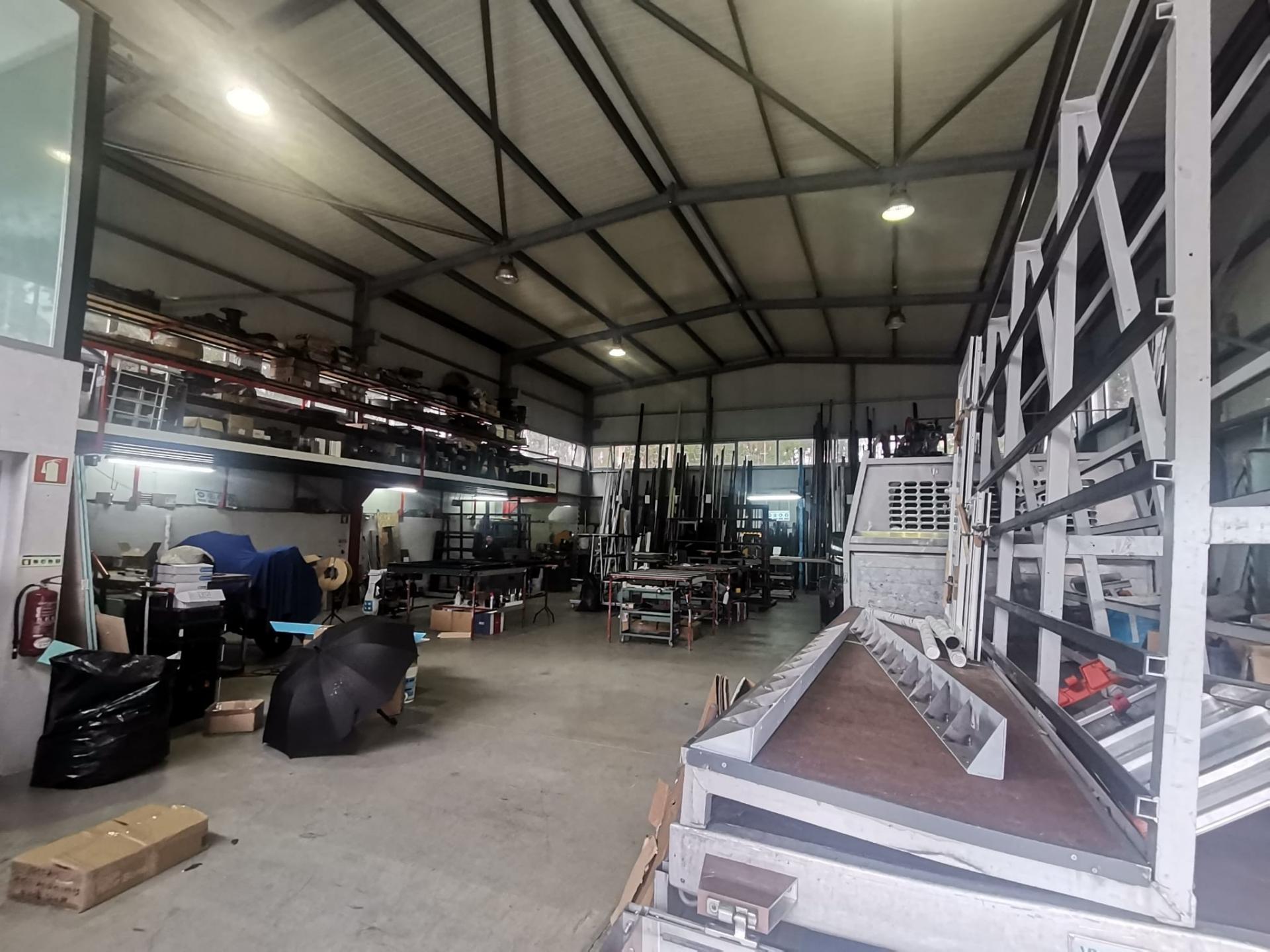 Pavilhão industrial c/ 330m2